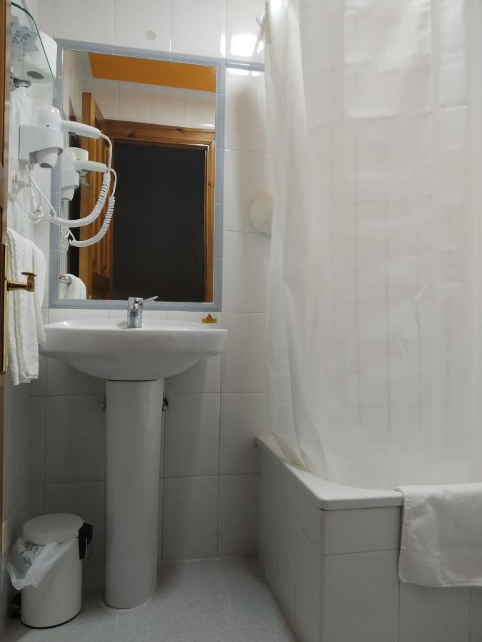 Hotel Los Robles Cangas de Onis Bagian luar foto