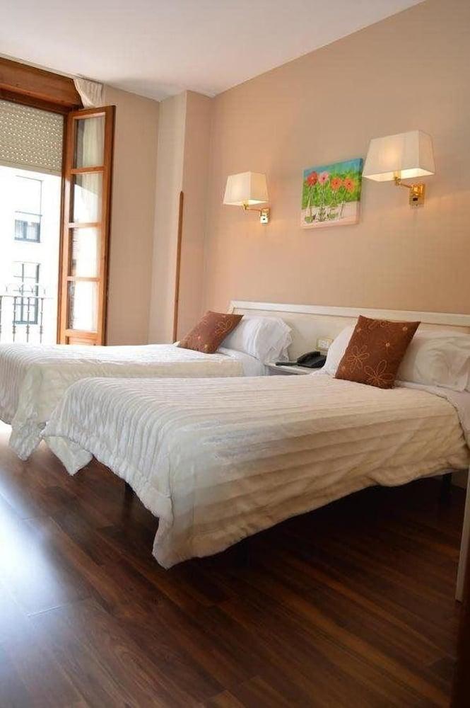 Hotel Los Robles Cangas de Onis Bagian luar foto